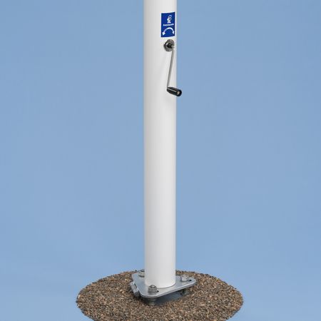 Ein GFK Fahnenmast mit Kurbelbedienung